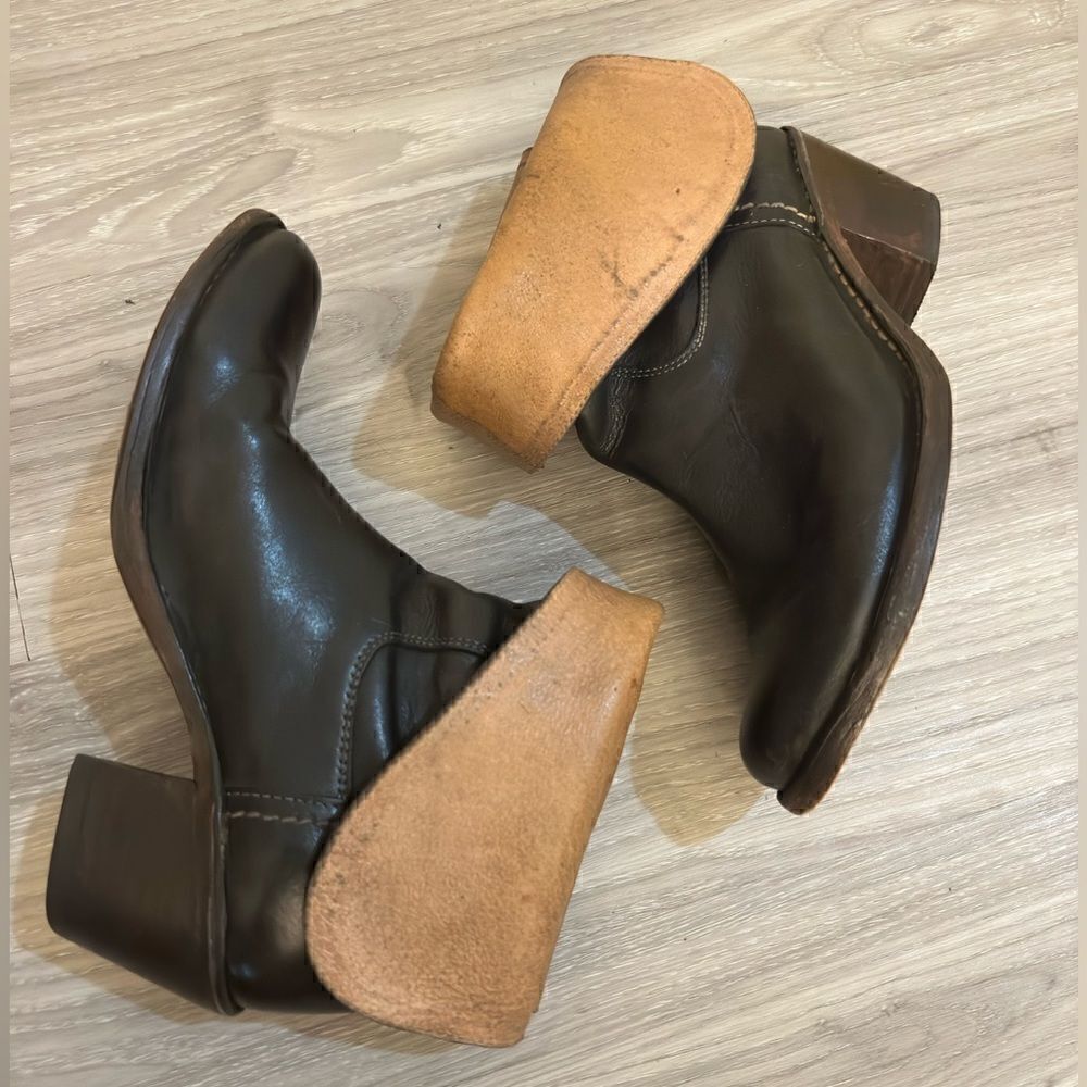 Frye size 7 1/2 - Picture 2 of 16